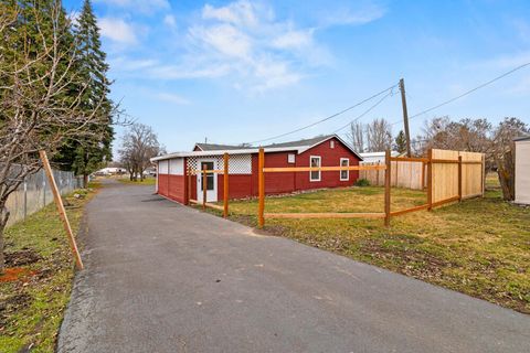 Tiny photo for 2101 Ogden Street, Klamath Falls, OR 97603 (MLS # 220213588)