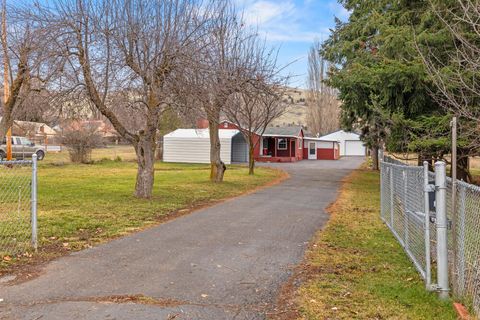 Tiny photo for 2101 Ogden Street, Klamath Falls, OR 97603 (MLS # 220213588)