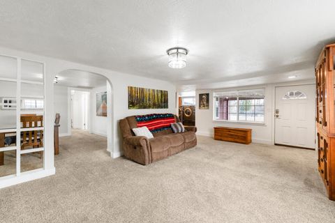 Tiny photo for 2101 Ogden Street, Klamath Falls, OR 97603 (MLS # 220213588)