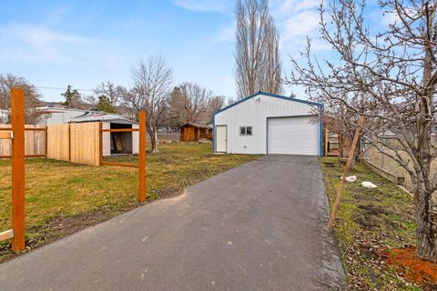 Tiny photo for 2101 Ogden Street, Klamath Falls, OR 97603 (MLS # 220213588)