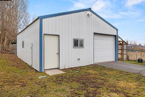 Tiny photo for 2101 Ogden Street, Klamath Falls, OR 97603 (MLS # 220213588)