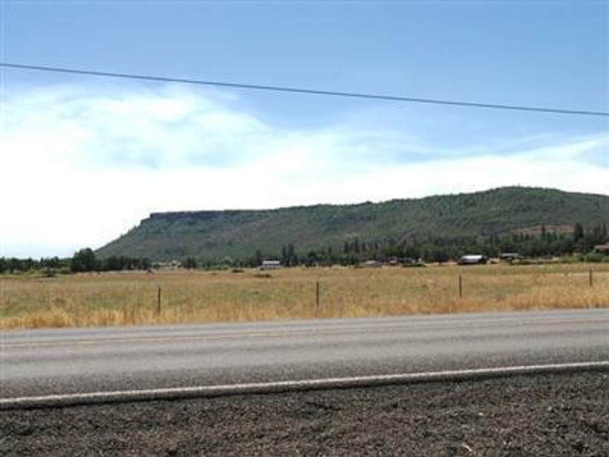 Lovely knoll setting on open pasture with wonderful views of Table Rock. Many unobstructed long range views of surrounding territory including Table Rock. Great site for a home. Property has home site approval. Has Jackson County approval for Septic. Has approval for Owner of record Dwelling.