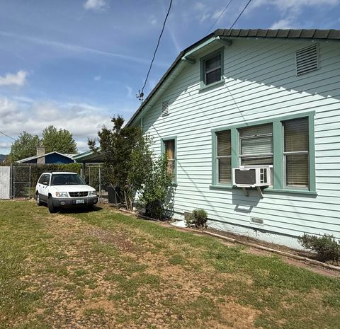 Tiny photo for 2717 Howard Avenue, Medford, OR 97501 (MLS # 220219273)