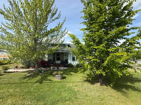 Tiny photo for 2717 Howard Avenue, Medford, OR 97501 (MLS # 220219273)