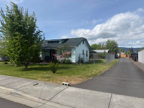 Tiny photo for 2717 Howard Avenue, Medford, OR 97501 (MLS # 220219273)