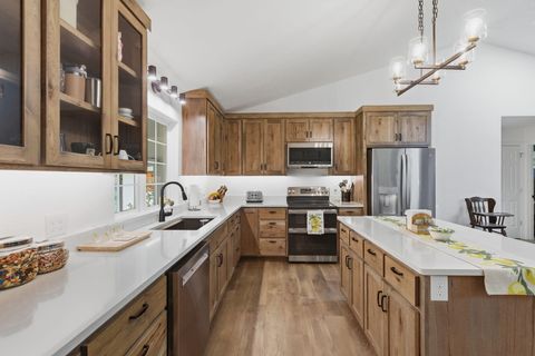Tiny photo for 190 Spring Oak Way, Merlin, OR 97532 (MLS # 220220080)