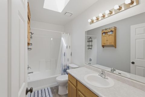 Tiny photo for 190 Spring Oak Way, Merlin, OR 97532 (MLS # 220220080)