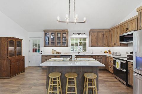 Tiny photo for 190 Spring Oak Way, Merlin, OR 97532 (MLS # 220220080)