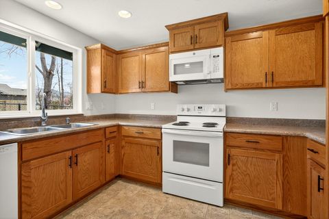 Tiny photo for 1521 SW Kokanee Lane, Grants Pass, OR 97527 (MLS # 220217136)