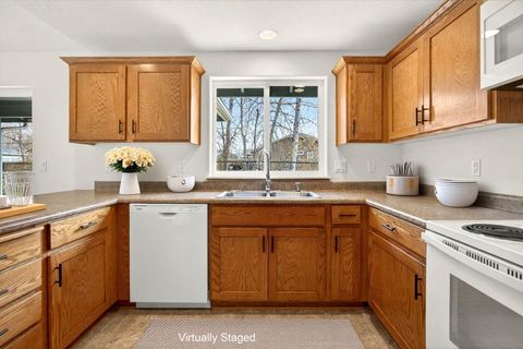 Tiny photo for 1521 SW Kokanee Lane, Grants Pass, OR 97527 (MLS # 220217136)