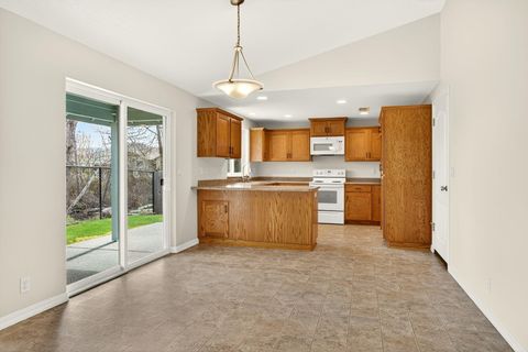 Tiny photo for 1521 SW Kokanee Lane, Grants Pass, OR 97527 (MLS # 220217136)