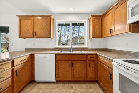 Tiny photo for 1521 SW Kokanee Lane, Grants Pass, OR 97527 (MLS # 220217136)