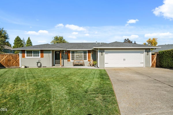 1011 HERMOSA DR, CENTRAL POINT, OR 97502 - Image 04d27f56b9779b0ae51bea8b91cbfef0/1097325509