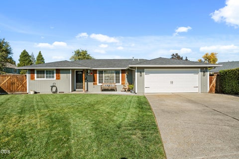 Photo of 1011 Hermosa Drive, Central Point, OR 97502 (MLS # 220229801)