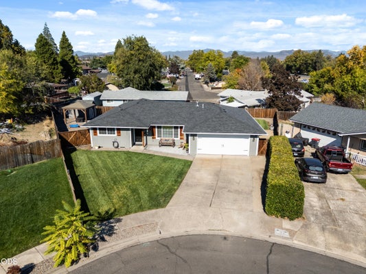 1011 HERMOSA DR, CENTRAL POINT, OR 97502 - Image 04d27f56b9779b0ae51bea8b91cbfef0/3473353593