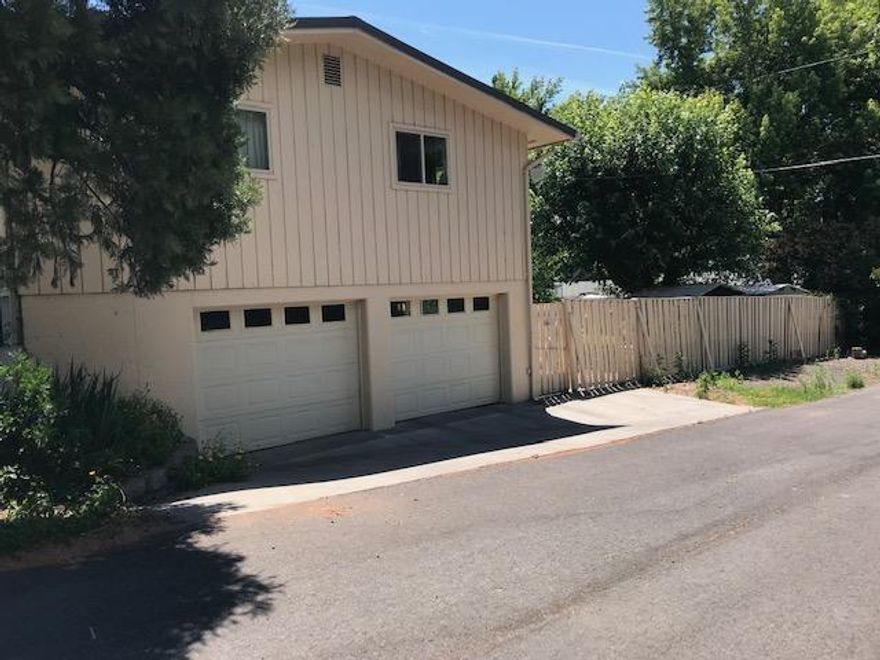 Hot Springs home. 3 bedrooms 2 baths. Nice open floor plan fully finished basement with access to garage and backyard. This home has over 2000 sq ft. Corner lot with room for RV behind fencing. EASY TO SHOW CALL L/A