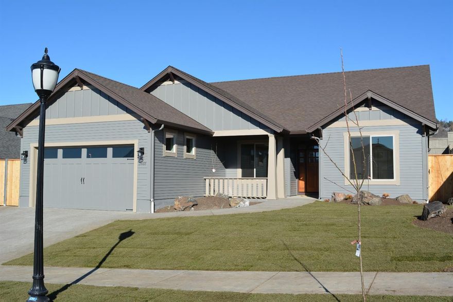 New, one level, craftsman style home in Summerfield. Just completed and ready to move into. Home has a rustic feel with light oak floors and medium dark stain on cabinets. Four bedroom home, but one of the rooms in the front would make a great den, office, or craft room. Open kitchen with granite counter tops, tile back splash and pantry. Double door master suite. Good storage space. All tile bathrooms and laundry room. Home has great light. Nice covered front porch and a large covered patio in the back.