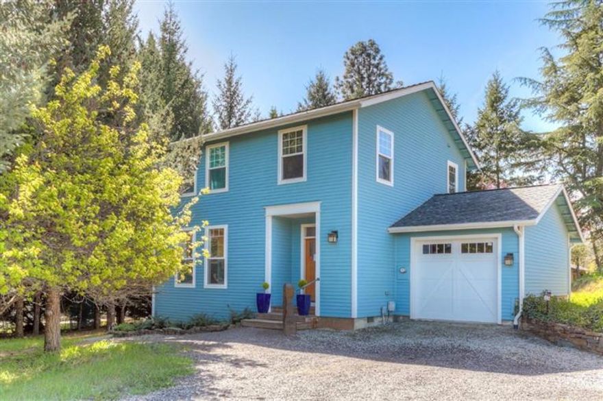 Beautiful Jacksonville home custom built in 2006. Lovely secluded setting for privacy yet close to downtown. Features include high ceilings, walls of vertical windows, bamboo, pine and tile floors. Great room floor plan with surround sound speakers. Master bedroom suite is on the main level with a Jacuzzi tub, pedestal sink, spacious shower and lots of storage. Amazing kitchen features granite counter tops, stainless steel appliances, wonderful custom cabinetry and pendant lighting, 3 spacious bedrooms and a bath upstairs. All bedrooms have stereo speakers. Covered porch and patio for outdoor living. Adjoining .44 acre lot to the north is available to sell with 640 Grove for the price of $539,000. See MLS #2955540.