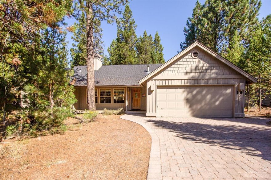 Single floor home with 4 bedrooms (two masters) and 3 full baths, with an open floor plan. Kitchen has stainless appliances with a gas range. Great room has a beautiful river rock wood fireplace and flat screen TV. All 3 bathrooms have been nicely updated, 2 with walk-in tile showers. King master suite has a flat screen TV and electric fireplace with private access to the hot tub. The 2nd King is on the opposite side and has private access to Hot-Tub. The 3rd and 4th bedrooms have Queen bed and Pyramid bunk