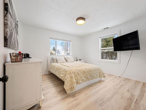 Tiny photo for 4756 Shasta Way, Klamath Falls, OR 97603 (MLS # 220215759)