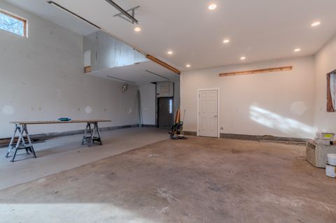 Tiny photo for 2717 Elliott Avenue, Medford, OR 97501 (MLS # 220213262)