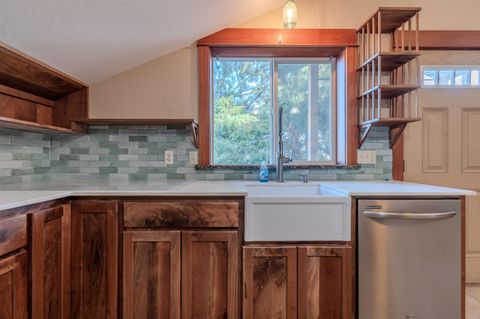 Tiny photo for 2717 Elliott Avenue, Medford, OR 97501 (MLS # 220213262)