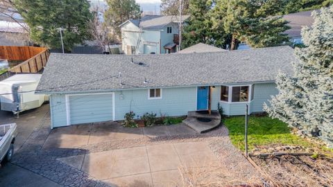 Tiny photo for 2717 Elliott Avenue, Medford, OR 97501 (MLS # 220213262)