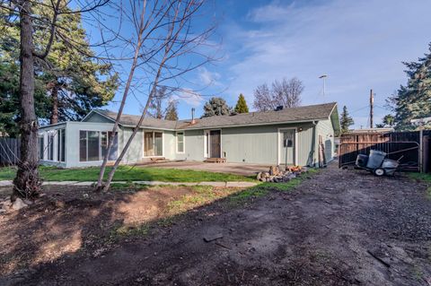 Tiny photo for 2717 Elliott Avenue, Medford, OR 97501 (MLS # 220213262)