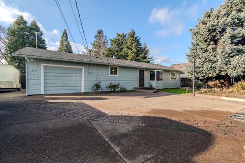 Photo of 2717 Elliott Avenue, Medford, OR 97501 (MLS # 220213262)