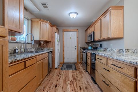 Tiny photo for 2717 Elliott Avenue, Medford, OR 97501 (MLS # 220213262)