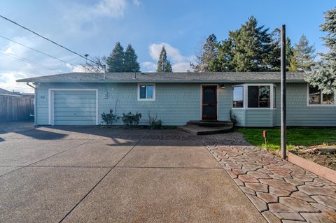 Tiny photo for 2717 Elliott Avenue, Medford, OR 97501 (MLS # 220213262)