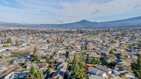 Tiny photo for 2717 Elliott Avenue, Medford, OR 97501 (MLS # 220213262)