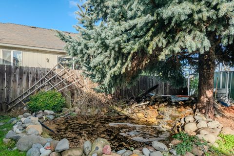Tiny photo for 2717 Elliott Avenue, Medford, OR 97501 (MLS # 220213262)