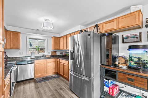 Tiny photo for 3712 Colver Road, Phoenix, OR 97535 (MLS # 220213325)