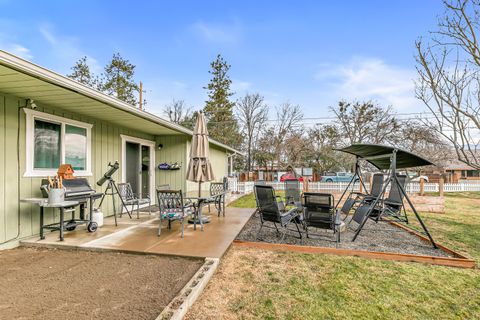 Tiny photo for 3712 Colver Road, Phoenix, OR 97535 (MLS # 220213325)