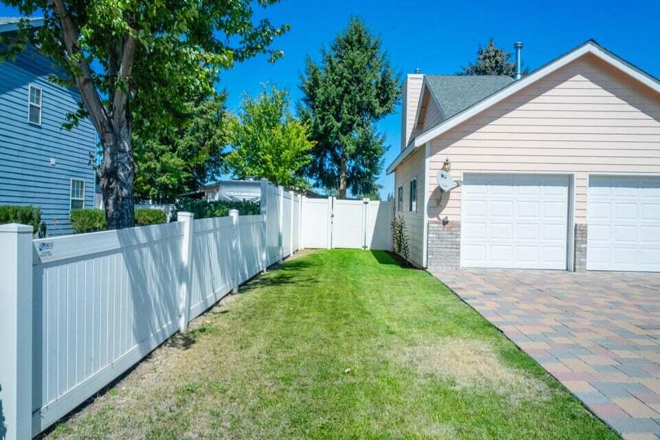 214 SW Meadow Lakes Drive