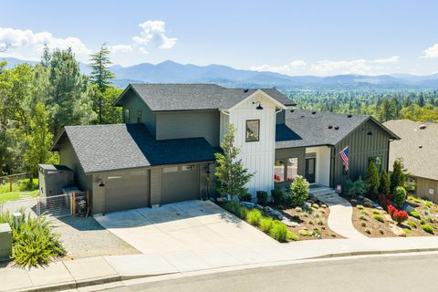 Photo of 1575 NE Noble Heights, Grants Pass, OR 97526 (MLS # 220220556)