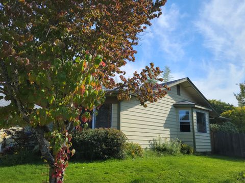 Tiny photo for 1523 NW Thompson Way, Grants Pass, OR 97526 (MLS # 220211485)