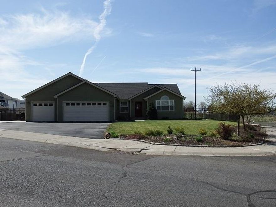 North Hills-wonderful, Really Nice, Well Cared For. One Story Home . This 2024 Sq Ft 3 Bedroom 2 Bath Has Many Things To Boast About! Granite Counters, Open Floor Plan, Snack Bar Counter & Formal Dining. High Ceilings. Private Master Suite Setup W/ Architectural Detail. Beautiful Well Maintained Yards On Almost 1/3 Ac Interior Corner Lot, Covered Patio, 3 Car Garage. Fa Gas Heat & Central A/C. Seller Will Leave Hot Tub Or Take With Them. Whatever Buyer Prefers. Appt Only.