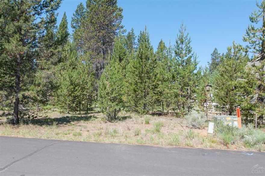 0.25 acre homesite in Sunriver. Large common area to the side making the lot feel even larger. Located in a the heart of Sunriver. A great homesite to build your dream Sunriver home.