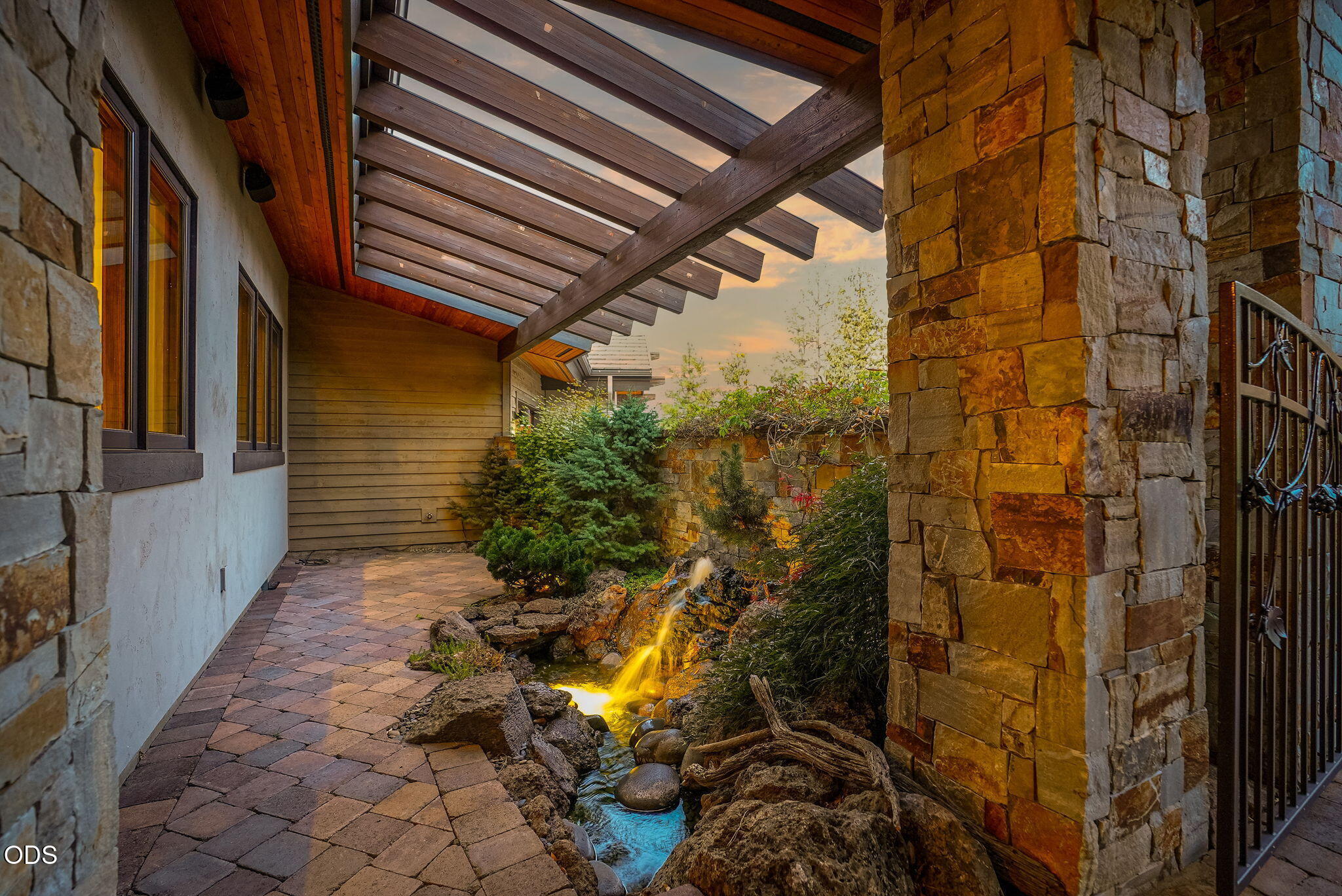 3487 NW Greenleaf Way