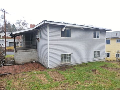 Tiny photo for 2342 California Avenue, Klamath Falls, OR 97601 (MLS # 220215407)