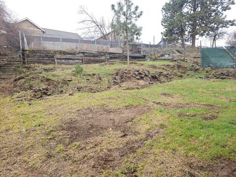 Tiny photo for 2342 California Avenue, Klamath Falls, OR 97601 (MLS # 220215407)