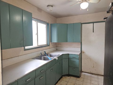 Tiny photo for 2342 California Avenue, Klamath Falls, OR 97601 (MLS # 220215407)