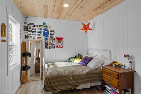 Tiny photo for 415 E C Street, Jacksonville, OR 97530 (MLS # 220211954)