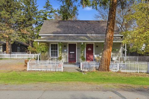 Photo of 415 E C Street, Jacksonville, OR 97530 (MLS # 220211954)