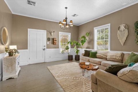 Tiny photo for 415 E C Street, Jacksonville, OR 97530 (MLS # 220211954)