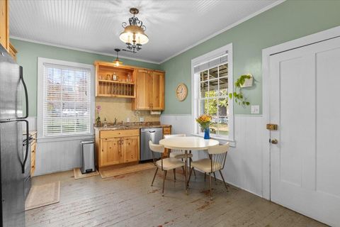 Tiny photo for 415 E C Street, Jacksonville, OR 97530 (MLS # 220211954)