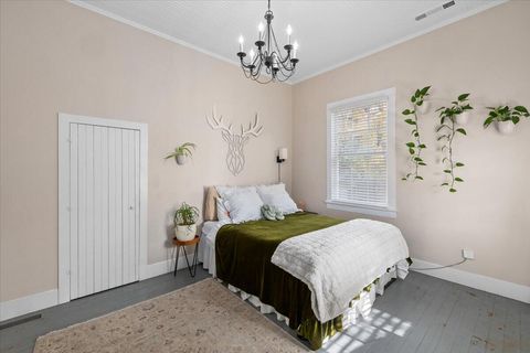 Tiny photo for 415 E C Street, Jacksonville, OR 97530 (MLS # 220211954)