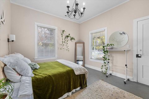 Tiny photo for 415 E C Street, Jacksonville, OR 97530 (MLS # 220211954)